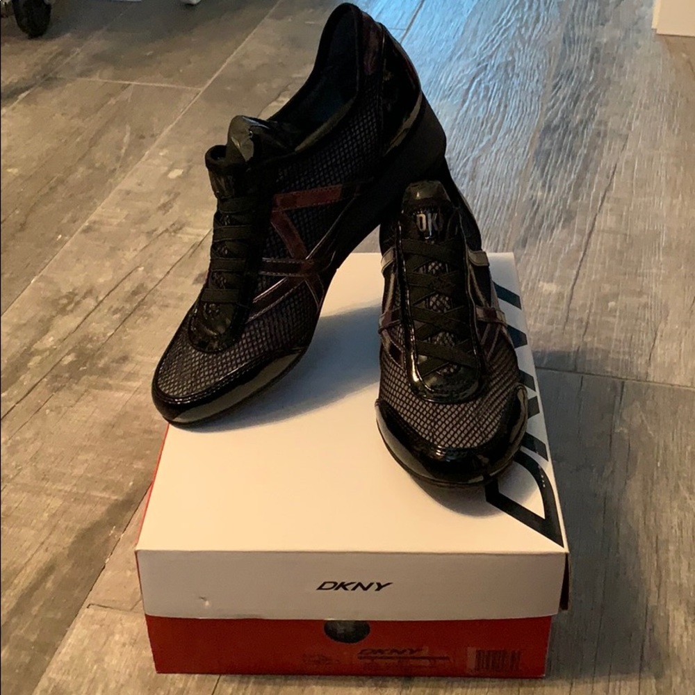 DKNY Sneakers “Regina” Size 8. Never worn.